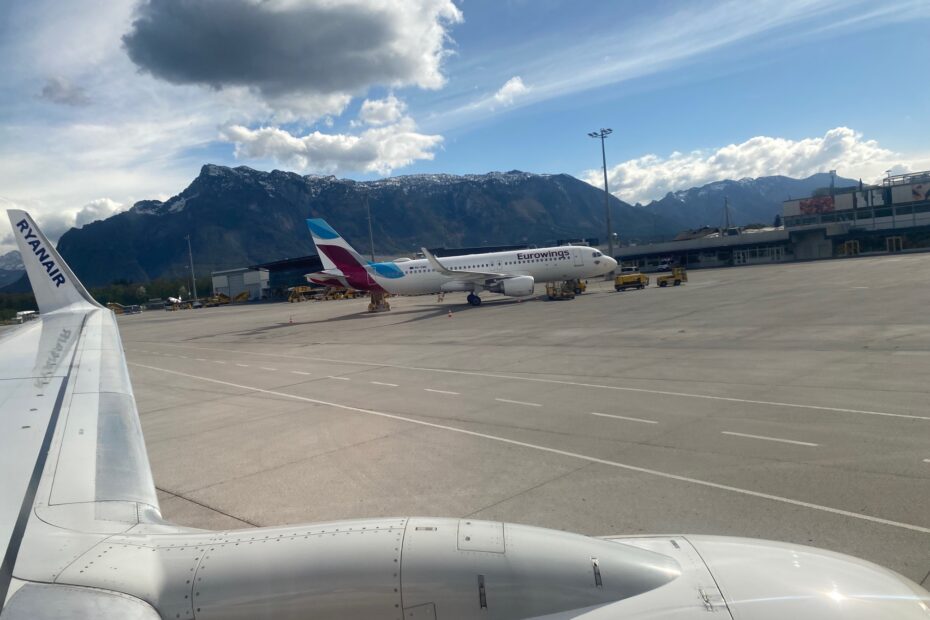 Airport Salzburg Flughafen mit Flugzeug im Hintergrund