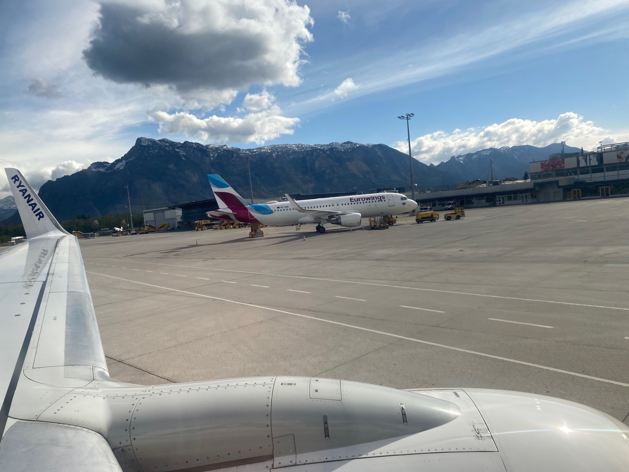Airport Salzburg Flughafen mit Flugzeug im Hintergrund