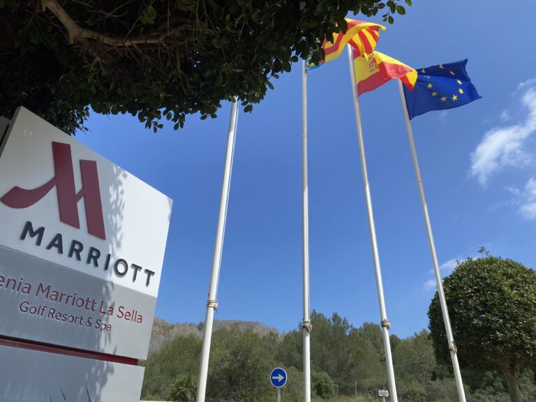 Schild und Fahnen vor dem Denia Mariott La Sella Golg Resort