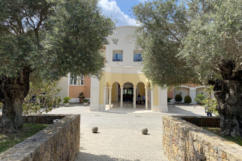 Denia Marriott La Sella Golf Resort und Spa - der Haupteingang umgeben von alten Olivenbäumen
