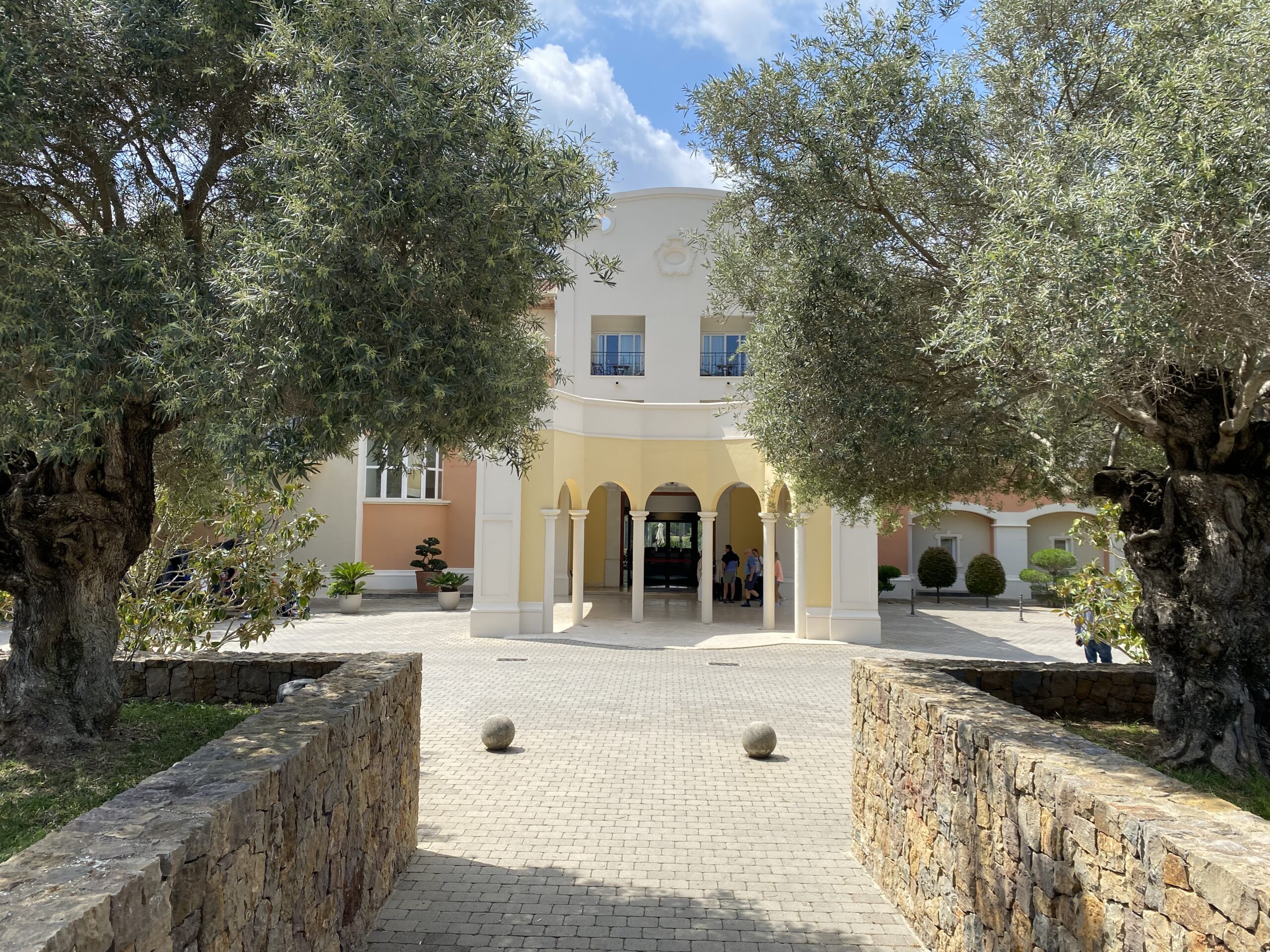 Denia Marriott La Sella Golf Resort und Spa - der Haupteingang umgeben von alten Olivenbäumen