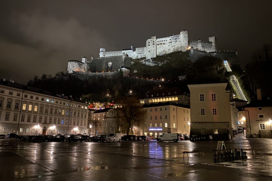 Blick auf die Festung Salzburg bei Nacht während der Festspiele Salzburg 2025