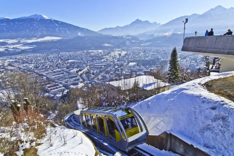 Blick von der Bergstation der Hungerburgbahn auf Stadt und Hotels Innsbruck