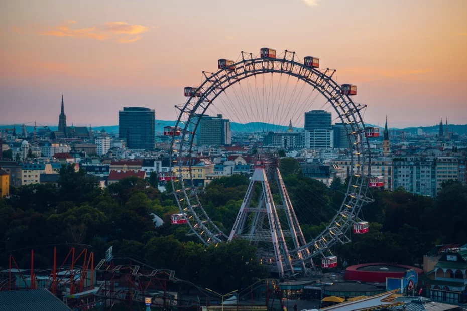 Wiener Prater mit Riesenrad im Sonnenuntergang