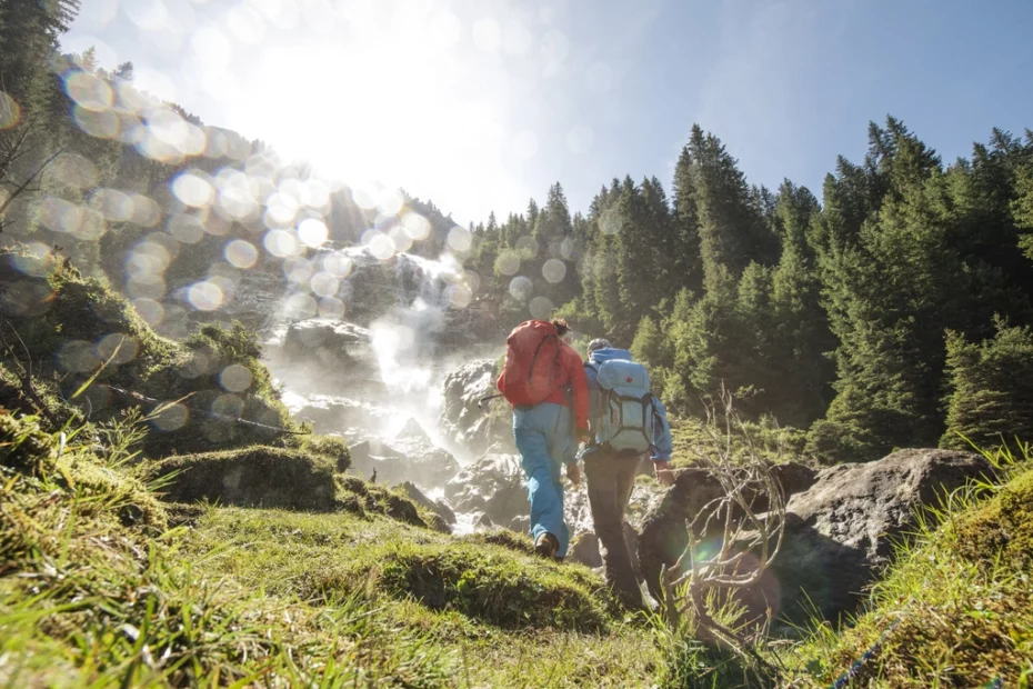 Wandern am Berg beim Wanderurlaub in Österreich