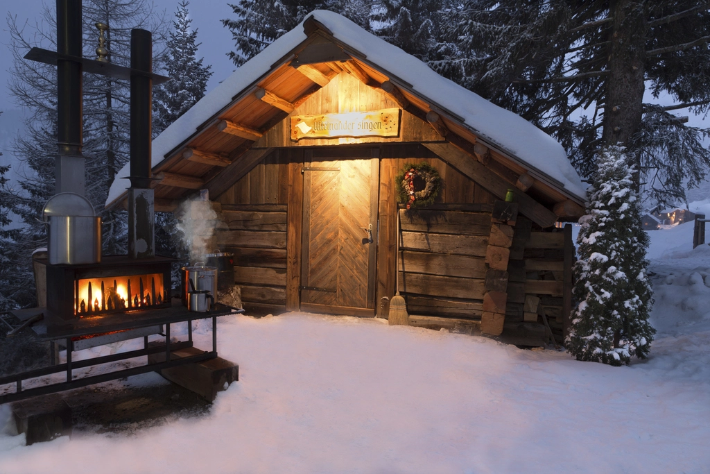 Kleine Berghütte in Österreich im Schnee