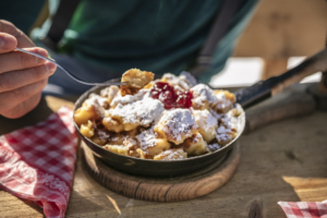 Kaiserschmarrn mit Puderzucker wird gerne gegessen auf den Hütten in Österreich