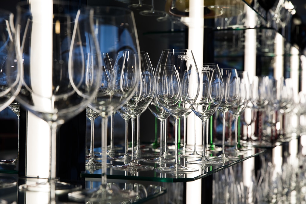 Das Bild zeigt Weingläser der Glashütte Riedel, die in Kufstein besichtigt werden kann.