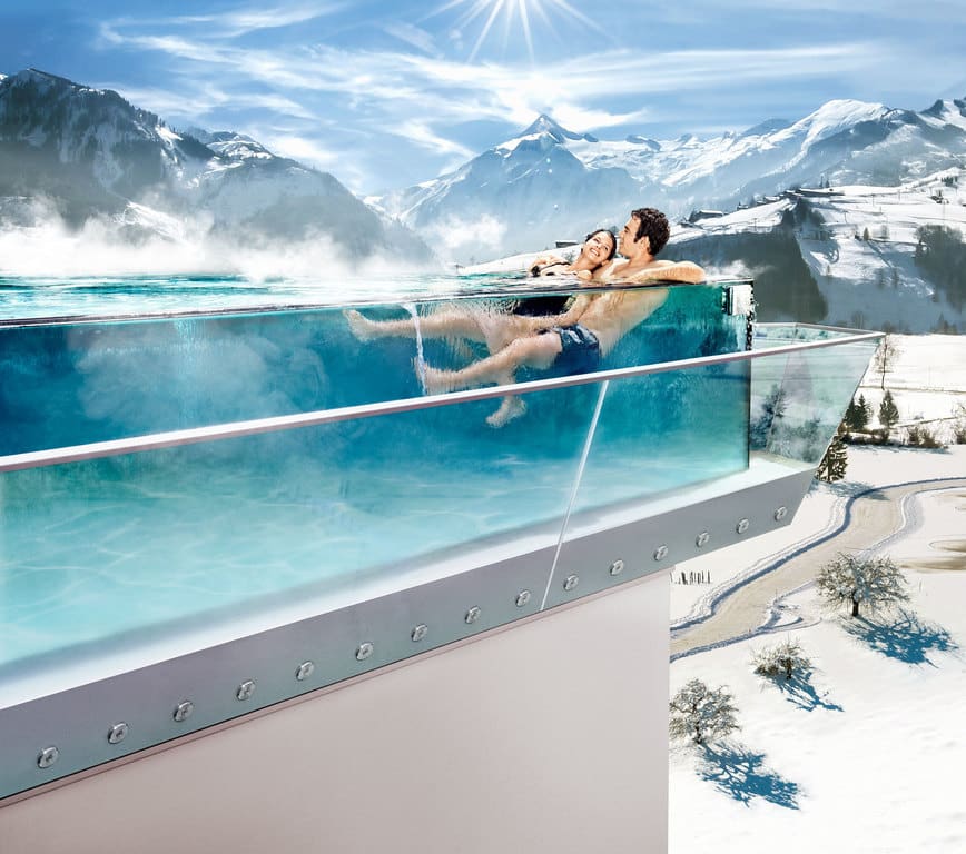 Der überhängende Skylinepool im Tauern Spa Kaprun macht Lust auf Wellnesshotels in Österreich