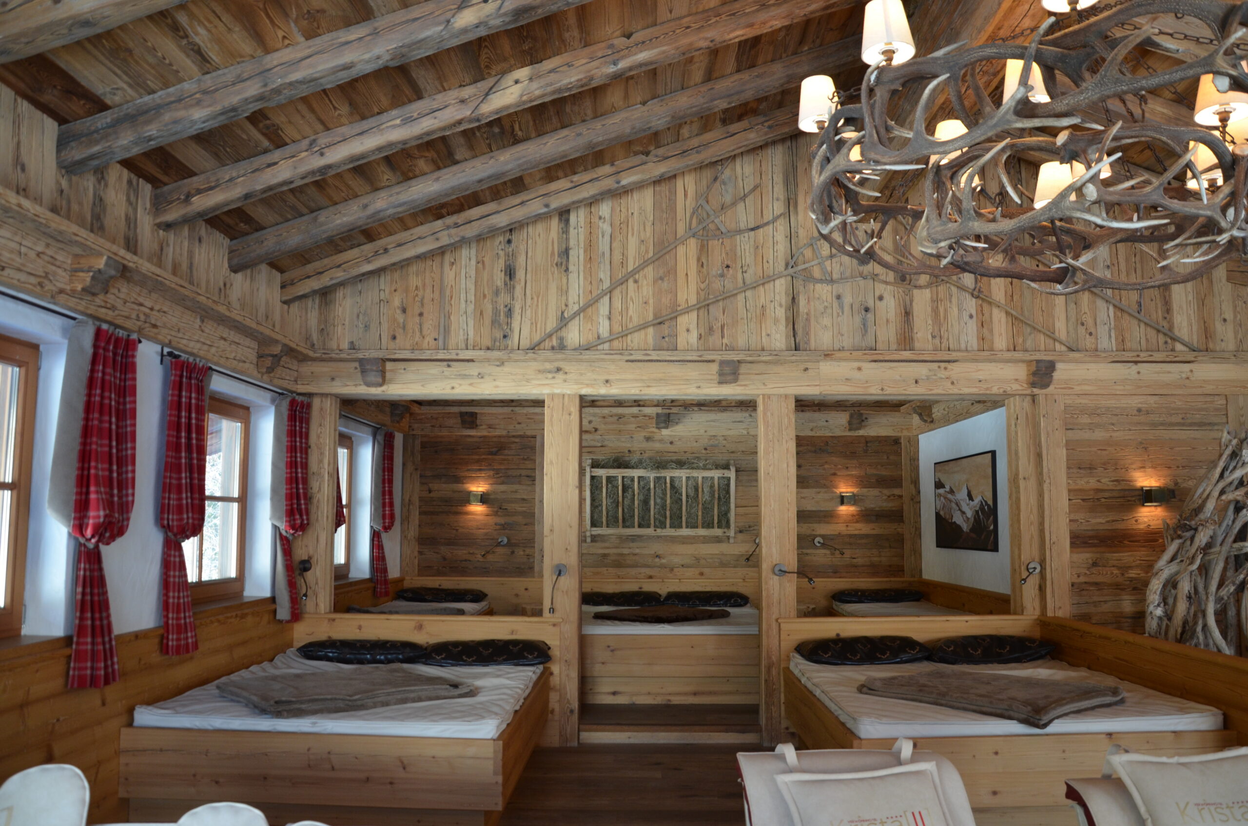 Ruhrraum im Verwöhnhotel Kristall Pertisau mit viel Holz und gemütlichen Liegen
