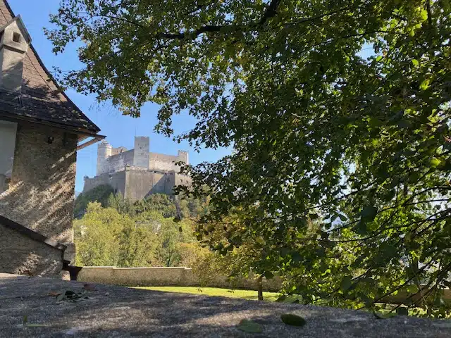 Salzburg Mönchsberg Fussweg zur Altstadt mit Blick auf die Festung