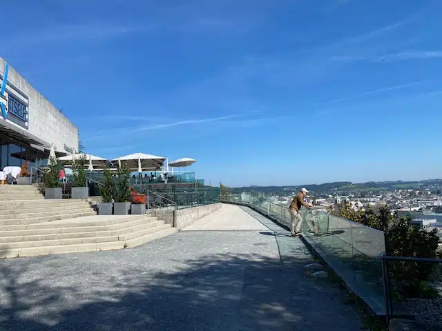 Mönchsberg Blick vom Museum der Moderne auf Salzburg