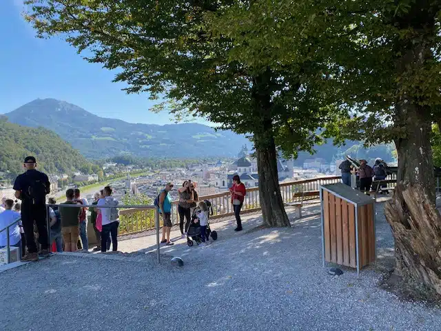 Mönchsberg Aussichtsplateau mit Blick auf die Festung und Altstadt