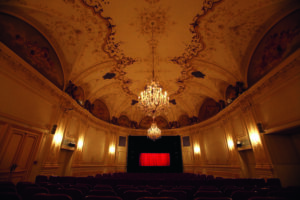 Blick in den Saal des Salzburger Marionettentheathers