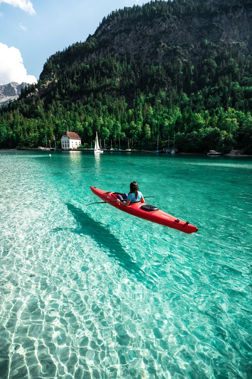 Kajak Fahrer im kristallklaren Plansee in Österreich