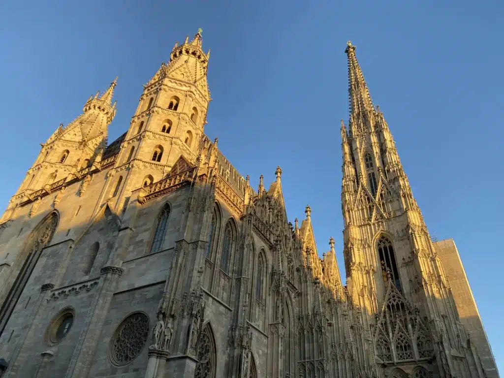 Der Stephansdom in Wien mit blauem Himmel im Hintergrund