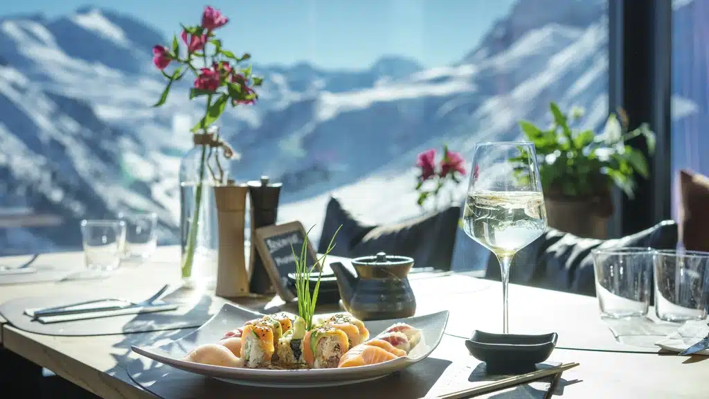 Gedeckter Frühstückstisch im Wellnesshotel mit Ausblick auf die Berge