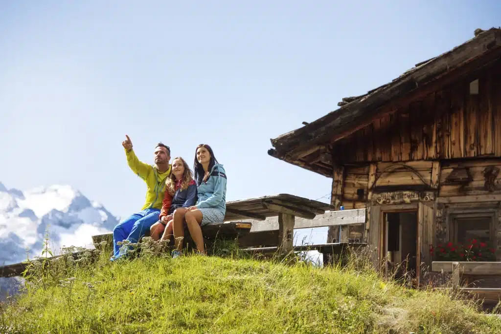 Familie beim Wanden im Zillertal vor einer Hütte