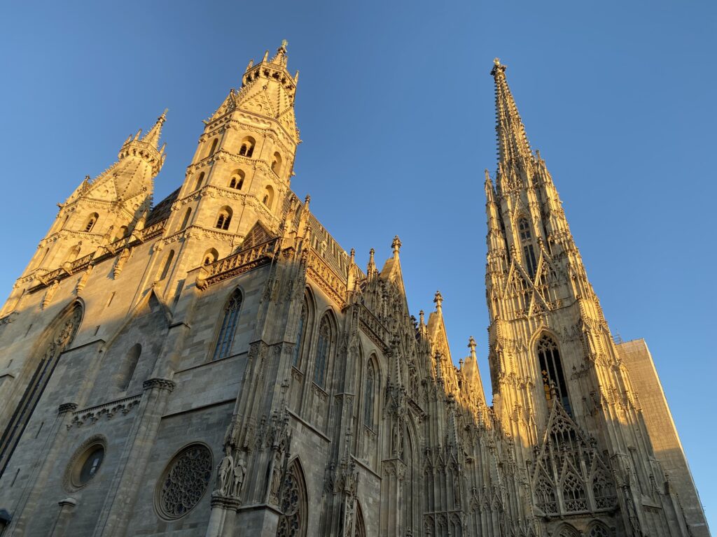 In der Kategorie Städtereisen Europa zeigt das Bild den Wiener Stephansdom in der Abendsonne