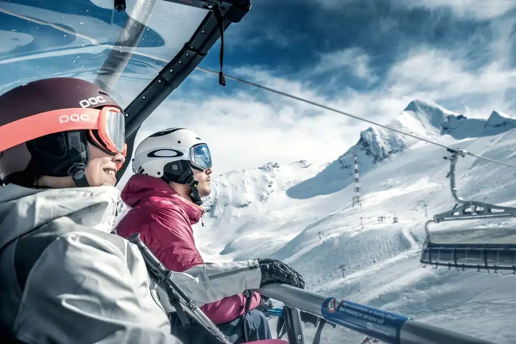 Skifahrer im Skilift
